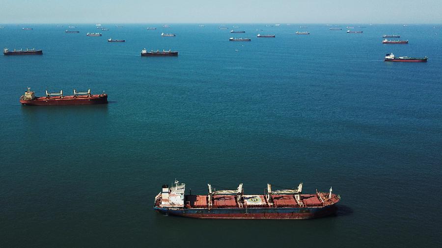 Imagem ilustrativa de navios aguardam para carregar no Porto de Santos (SP) - AMANDA PEROBELLI