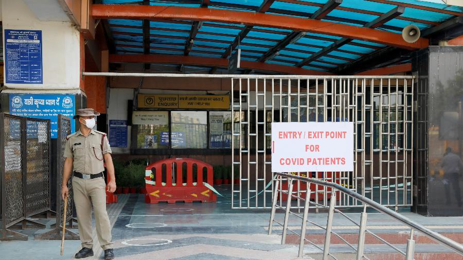 Policial em uma estação ferroviária durante preparação para o atendimento de pacientes com covid-19 em Nova Déli, Índia - Anushree Fadnavis/Reuters