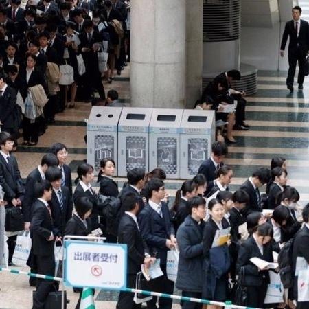Tradicionalmente, estudantes universitários japoneses participam de palestras de recrutadores de empresas durante a temporada de "sh?shoku katsud?" - Alamy