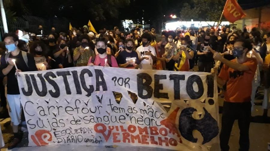 27.nov.2020 - No Rio Grande do Sul, manifestantes pedem justiça pela morte de João Alberto  - Hygino Vasconcellos/UOL