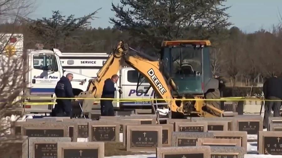 Um trabalhador de cemitério morreu ao ser atingido por um túmulo no Washington Memorial Park, em Nova York - Reprodução/WNBC