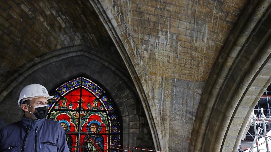 15.abr.2021 - Macron visita as obras da Catedral de Notre Dame, devastada por um incêndio há dois anos - Ian Langsdon/Pool via Reuters