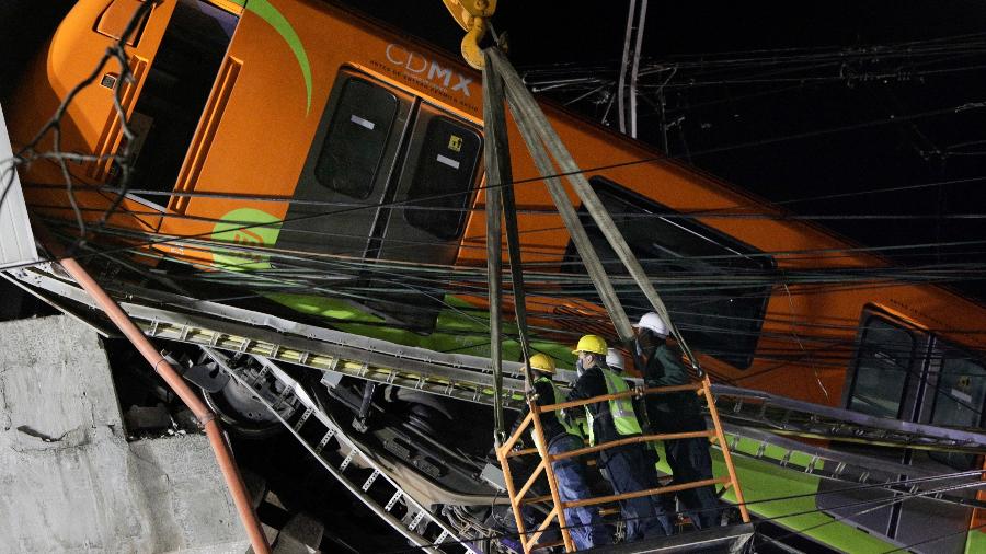 Equipes de resgate procuram por vítimas após queda de viaduto do metrô na Cidade do México - Luis Cortes/Reuters