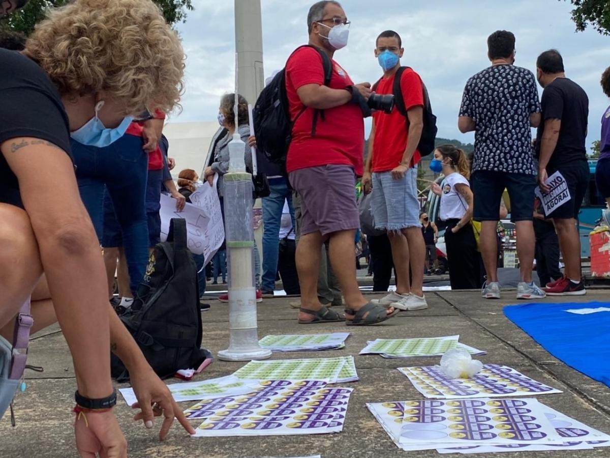 Manifestantes se mobilizam na avenida Presidente Vargas, centro do Rio, para ato contra o presidente Jair Bolsonaro - Herculano Barreto Filho/UOL