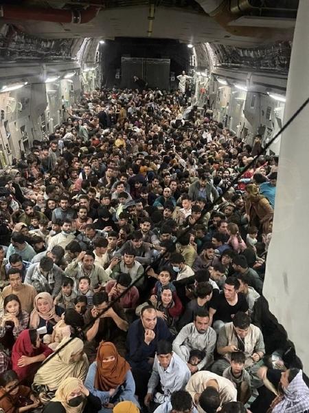 Mais de 600 civis subiram a rampa de carregamento semiaberta do avião em pânico; eles desembarcaram com segurança no Catar - US Air Mobility Command