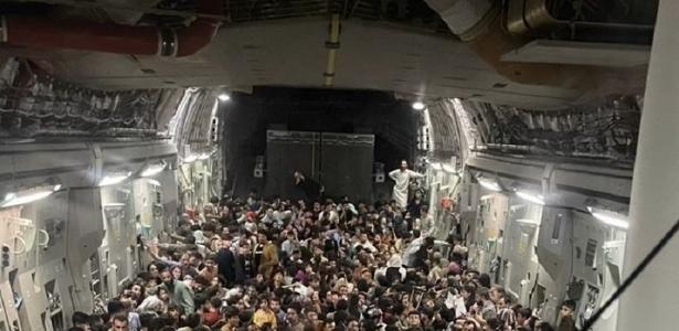 Afeganistão: O contexto da dramática foto de amontoados em avião - Vimarsana News