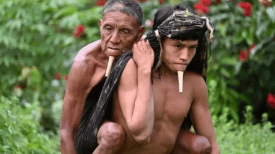 Foto de indígena da etnia Zo"é carregando o pai para se vacinar contra a covid-19 repercutiu nas redes sociais. - Erik Jennings Simões