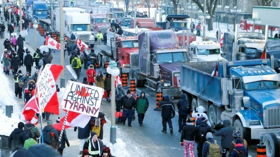 Dezenas de caminhoneiros chegaram a Ottawa no fim de semana como parte de um movimento chamado "Comboio da Liberdade" - Reuters