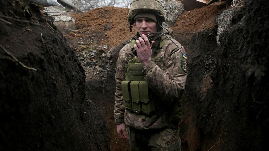 Soldado da Ucrânia na linha de frente com separatistas apoiados pela Rússia, perto de Novolugansk, na região ucraniana de Donetsk - Anatolii Stepanov/AFP