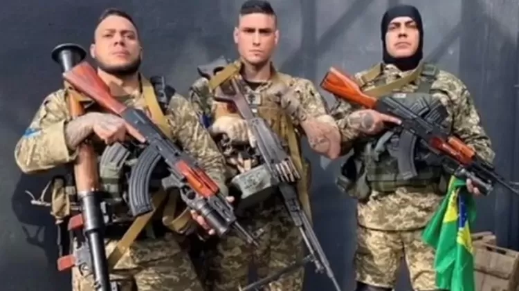 Brasileiros que se alistaram como voluntários junto às tropas ucranianas registram a guerra em fotos nas redes sociais - Reprodução da internet - Reprodução da internet