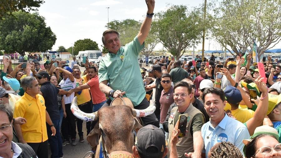 Bolsonaro montou em boi após participar de motociata nas cidades de Juazeiro (BA) e Petrolina, nesta terça-feira (27) - MAX HAACK/FUTURA PRESS/ESTADÃO CONTEÚDO