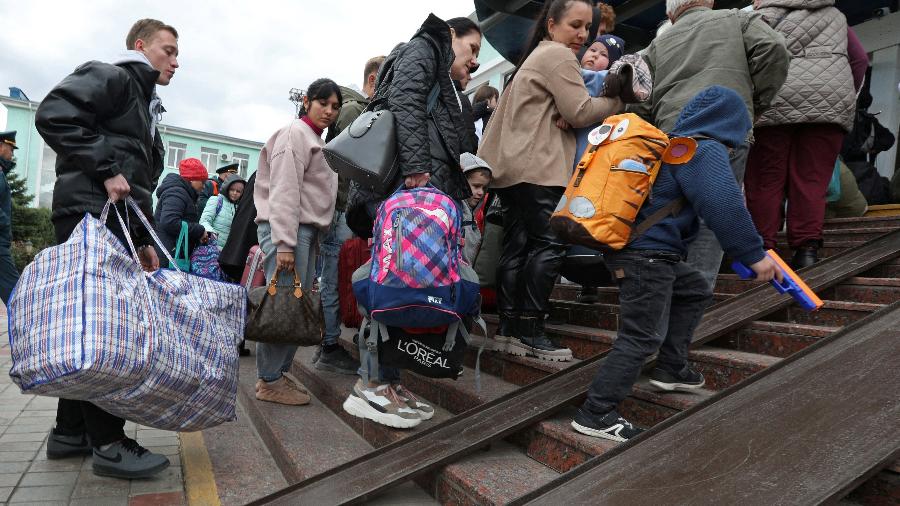 20.out.22 - Civis evacuados da região de Kherson, na Ucrânia, controlada pela Rússia, chegam a uma estação ferroviária na cidade de Dzhankoi, na Crimeia - ALEXEY PAVLISHAK/REUTERS
