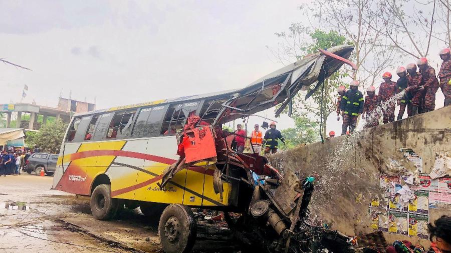 Ônibus que transportava mais de 40 passageiros caiu de uma altura de nove metros - AFP