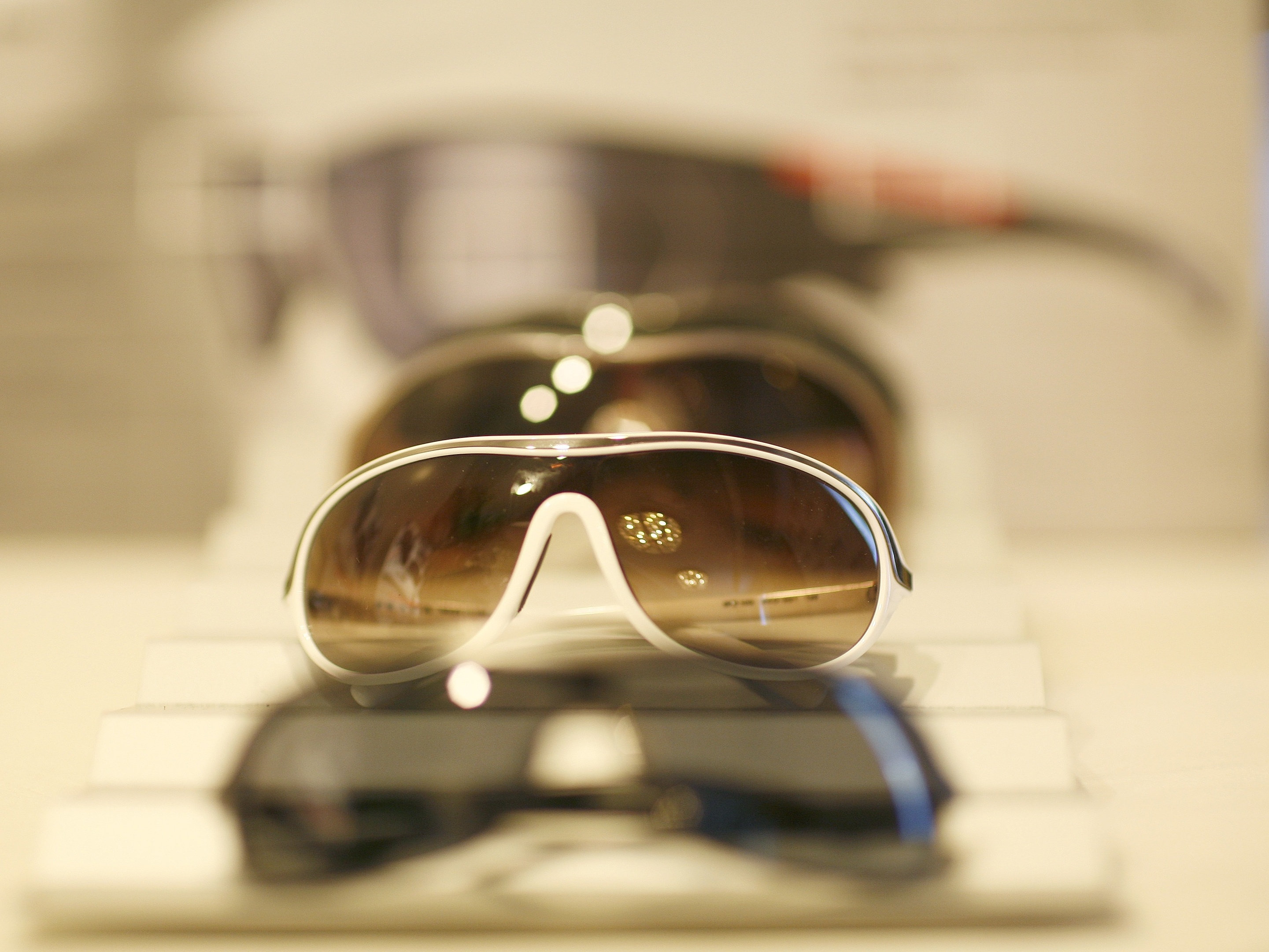 Dono do Ray-Ban: bilionário mais jovem da Forbes é herdeiro de 18 anos