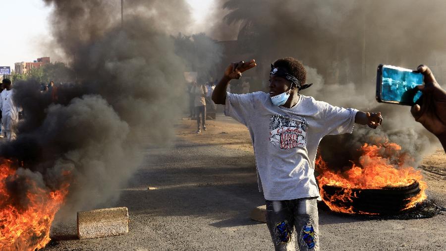 Protestos políticos acontecem no Sudão desde o começo de abril - MOHAMED NURELDIN ABDALLAH/REUTERS