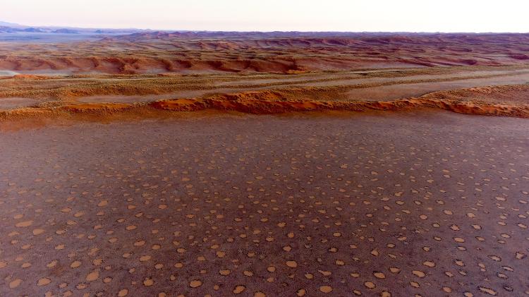 Vista aérea dos círculos de fadas, localizados no deserto da Namíbia