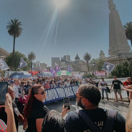 Manifestantes se reuniram com o movimento Mães e Avós da Praça de Maio, em Buenos Aires, e protestaram contra a eleição de Milei