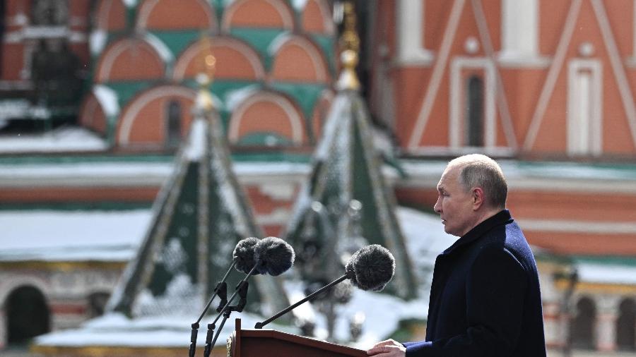 Presidente da Rússia, Vladimir Putin discursa na Praça Vermelha, em Moscou - 9.mai.2024-Sergei Bobylov/Pool/AFP