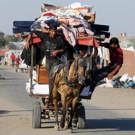 Palestinos fogem de Rafah, na Faixa de Gaza, diariamente em meio à guerra de Israel contra o Israel