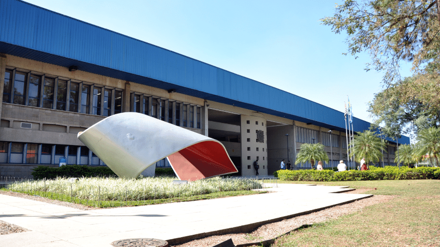 Fachada da FEA-USP; desde junho, alunos discutem falta de horas de aula que vão contra o MEC 