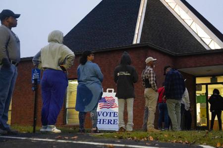 Os eleitores fazem fila para votar em Atlanta