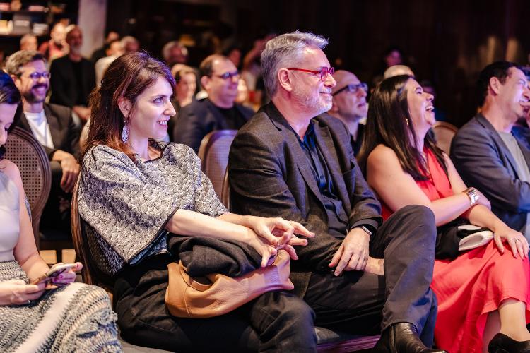 Thaís Bilenky, José Roberto de Toledo e Carla Araújo atentos às novidades do canal