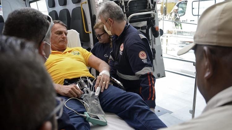 Bolsonaro chega de ambulância ao hospital Rio Grande, em Natal (RN) Bolsonaro chega de ambulância ao hospital Rio Grande, em Natal (RN)