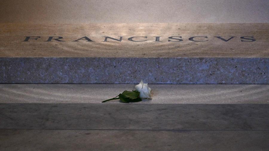 Rosa branca sobre o túmulo do Papa Francisco em Santa Maria Maggiore, em Roma - Tiziana Fabi/AFP
