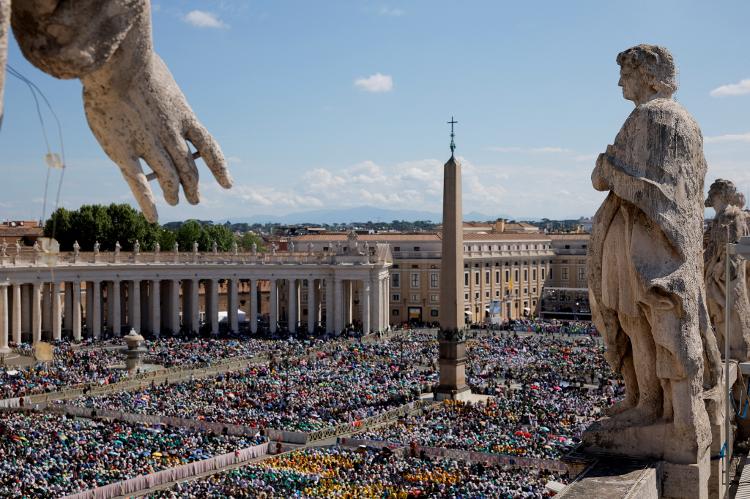 Visão geral de pessoas participando da missa para os funcionários do Vaticano, após o funeral do Papa Francisco, na Praça de São Pedro, no Vaticano, em 27 de abril de 2025 Visão geral de pessoas participando da missa para os funcionários do Vaticano, após o funeral do Papa Francisco, na Praça de São Pedro, no Vaticano, em 27 de abril de 2025
