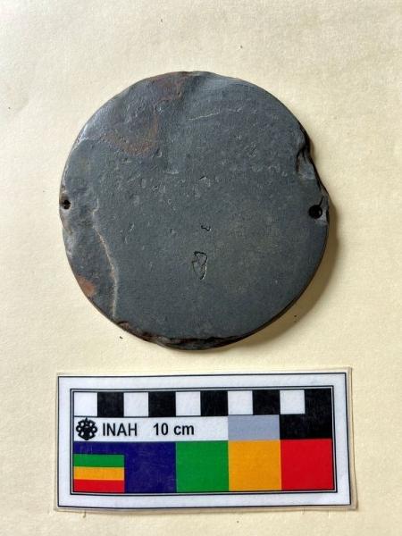 Entre os achados estavam os braceletes e alguns discos de pedra negra Entre os achados estavam os braceletes e alguns discos de pedra negra