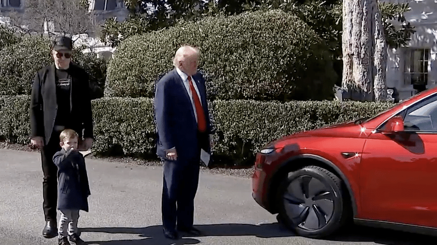 Nos jardins da Casa Branca, Musk, Trump e o Tesla vermelho: presidente quer passar para frente o carro que já foi símbolo da amizade Nos jardins da Casa Branca, Musk, Trump e o Tesla vermelho: presidente quer passar para frente o carro que já foi símbolo da amizade