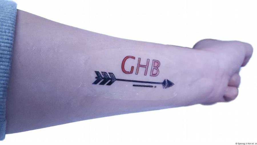 Adesivo pode ser aplicado com diferentes designs para imitar tatuagem