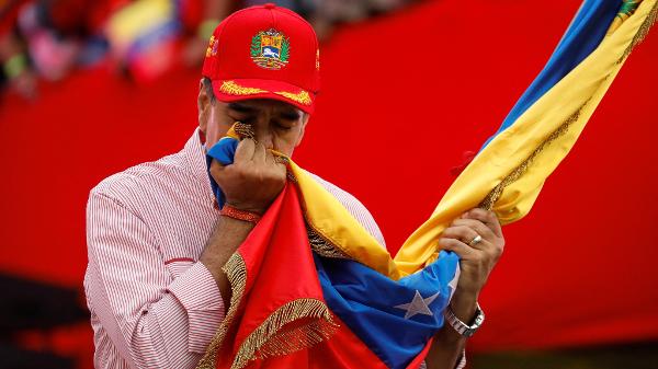 Nicolás Maduro beija a bandeira da Venezuela durante cerimônia em Caracas