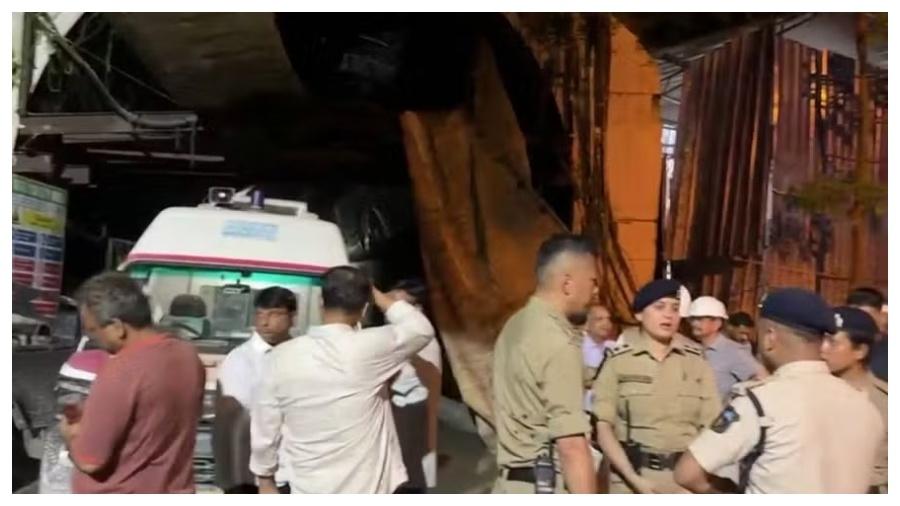 Policiais e membros da Força Nacional de Resposta a Desastres da Índia após o desabamento de um túnel no estado de Sikkim - undefined