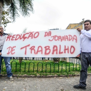 Manifestantes estendem faixa no largo da Alfândega, no centro de Florianópolis (SC) - Eduardo Valente/Frame/Estadão Conteúdo