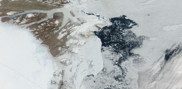 Durante o verão no hemisfério norte, o calor movimenta e degela as águas do Ártico. De acordo com as observações realizadas em 2015, este será um ano de novo recorde na redução da extensão do gelo, como tem ocorrido há 10 anos - NASA/Jeff Schmaltz, MODIS Land Rapid Response Team, NASA GSFC