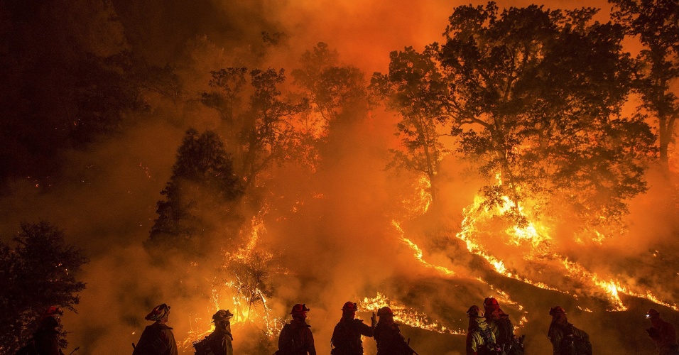 14.set.2015 - Incêndio no Vale do Fogo cobre uma encosta ao longo da estrada 29 em Lower Lake, na Califórnia (EUA)