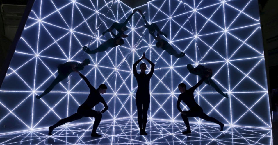 22.set.2015 - Dançarinos na sequência da apresentação da coleção Anya Hindmarch Primavera/Verão 2016 na Semana de Moda de Londres, na Grã-Bretanha