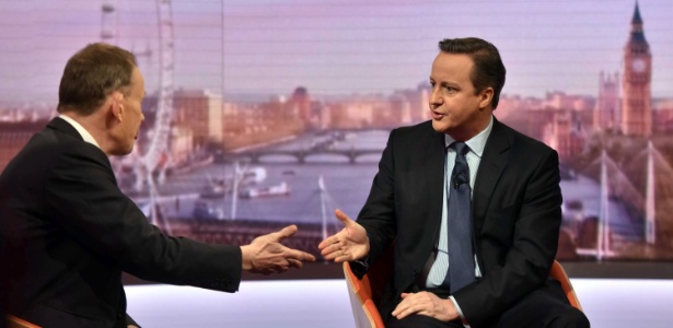 O primeiro-ministro britânico David Cameron (dir.) concede entrevista ao jornalista Andrew Marr durante o programa "Andrew Marr Show", da BBC, em Londres, Reino Unido - Jeff Overs/ BBC/ EPA/ EFE