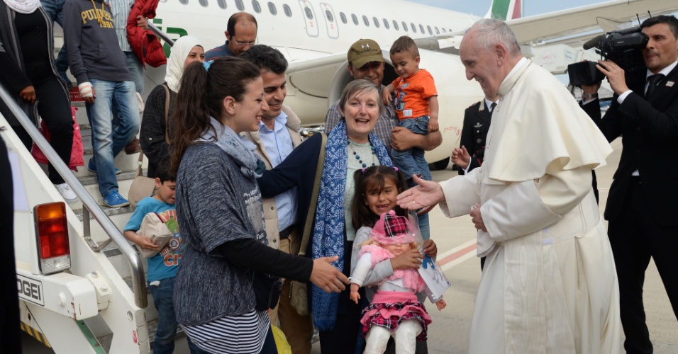 16.abr.2016 - Papa Francisco recebe um grupo de refugiados sírios no aeroporto de Ciampino, em Roma. O pontífice visitou o campo de refugiads de Moria, na ilha de Lesbos, na Grécia, e levou 12 refugiados ao Vaticano