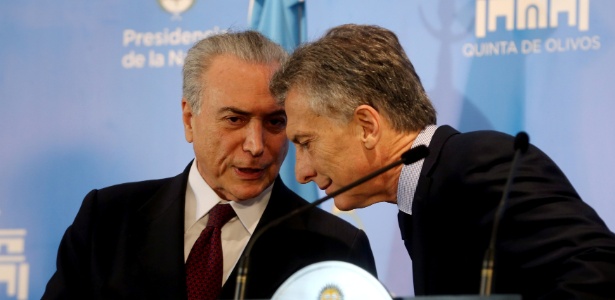 Presidentes Michel Temer (e) e Mauricio Macri conversam durante visita do brasileiro ao argentino - REUTERS/Enrique Marcarian