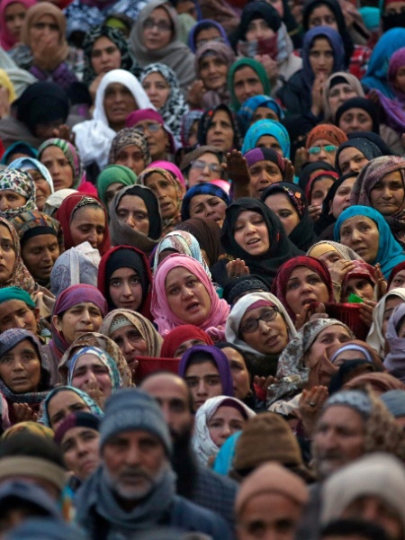 Muçulmanos da Caxemira rezam ao ver relíquia que se acredita ser um cabelo da barba do profeta Maomé, sendo exibido durante o festival de Eid-e-Milad-ul-Nabi, no santuário Hazratbal em Srinagar (Índia)
