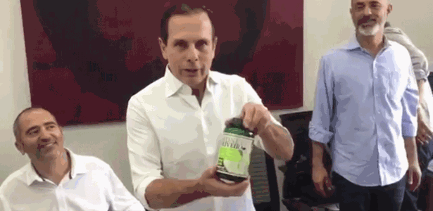 No vídeo de um minuto, o prefeito mostra os produtos da marca de um empresário que doou R$ 600 mil à Prefeitura de SP - Divulgação