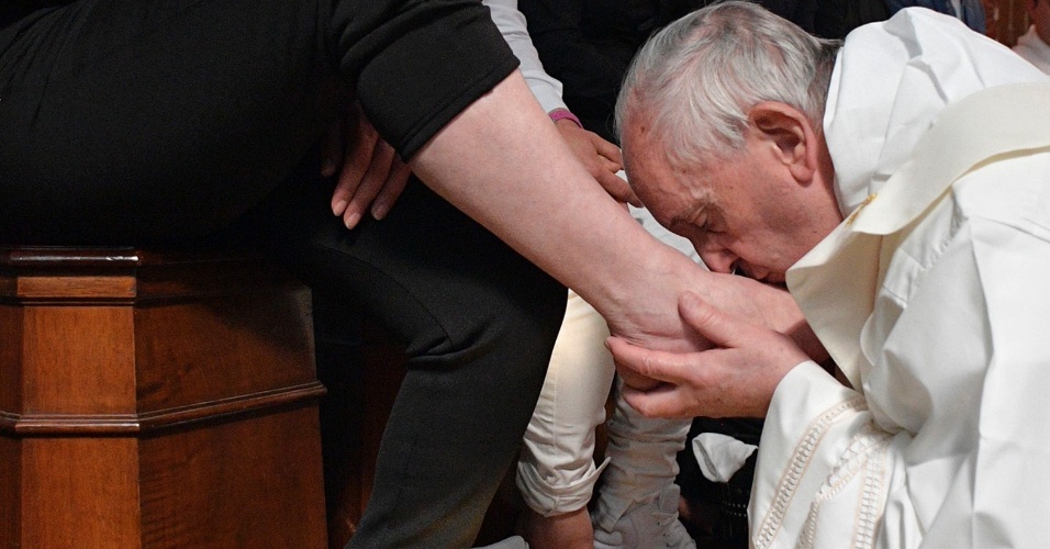 Papa Francisco lava os pés de detidos da máfia em prisão de Paliano, na Itália, durante celebração de lava-pés, rito do catolicismo da Quinta-feira Santa 
