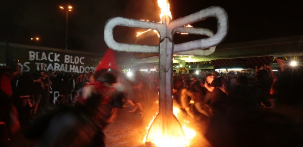 Manifestantes do MPL queimam a representação de uma catraca em protesto contra aumento das tarifas de transporte público em 2013 - Fabio Braga - 25.out.2013/Folhapress