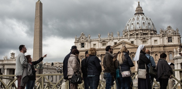 26abr2016---turistas-visitam-a-praca-sao-pedro-no-vaticano-1501780381088_615x300 Após décadas de silêncio, freiras enfrentam tabu e relatam abusos de padres