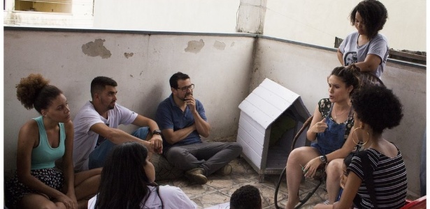 Jovens participam de um dos debates do festival TodoJovemÉRio, sobre política, na comunidade Cesarão, no Rio de Janeiro - Divulgação