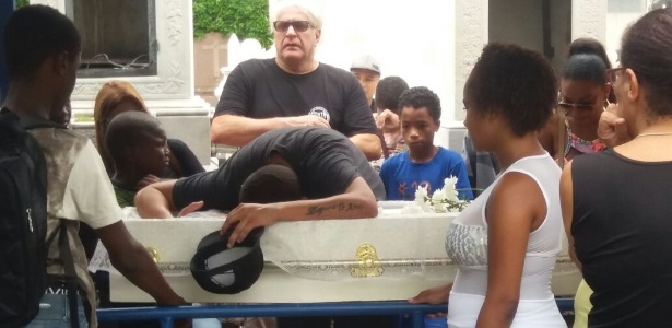Pai chora durante o enterro do estudante Marlon de Andrade Domingues - Leo Burla/UOL