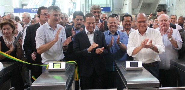 2.mar.2018 - O governador Geraldo Alckmin e o prefeito João Doria durante inauguração da estação Eucaliptos, Linha 5-Lilás do Metrô, em São Paulo