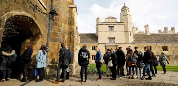 Estudantes esperam na fila para assinar um livro de condolências em Cambridge, onde o físico britânico era membro há mais de 50 anos - Tolga Akmen/AFP